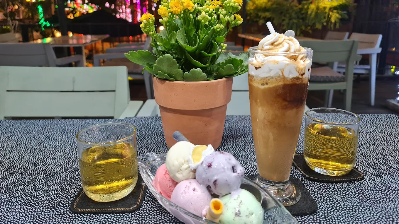 Du Mien Garden Cafe has 