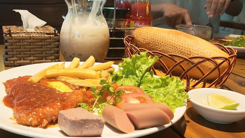 Du Mien Garden Cafe serves both food and drinks.