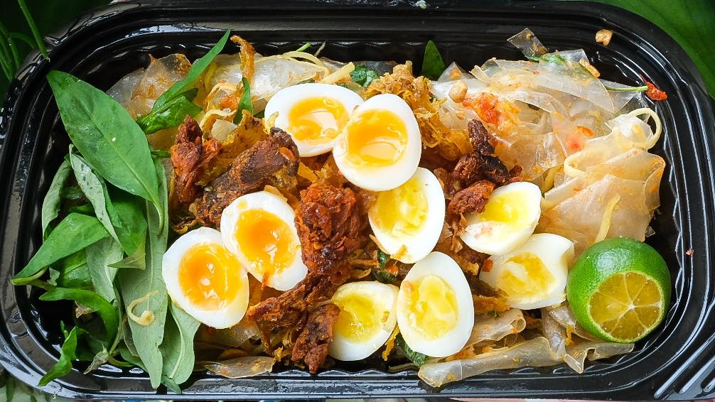 Snacks at Nang Rooftop Coffee are also loved by many customers.