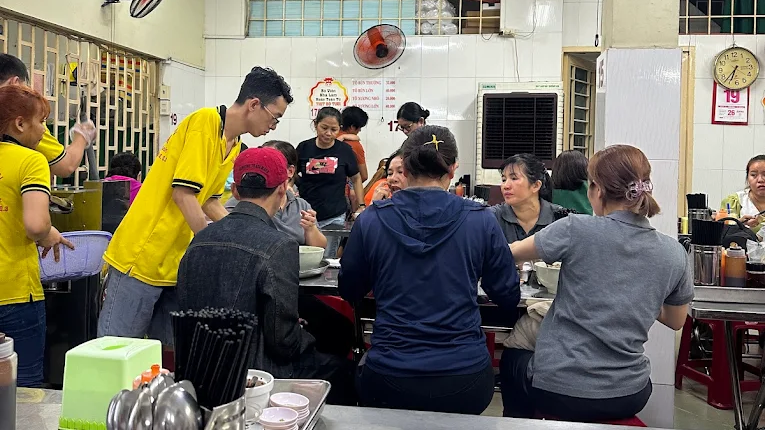 Co Hoa Restaurant attracts many customers everyday
