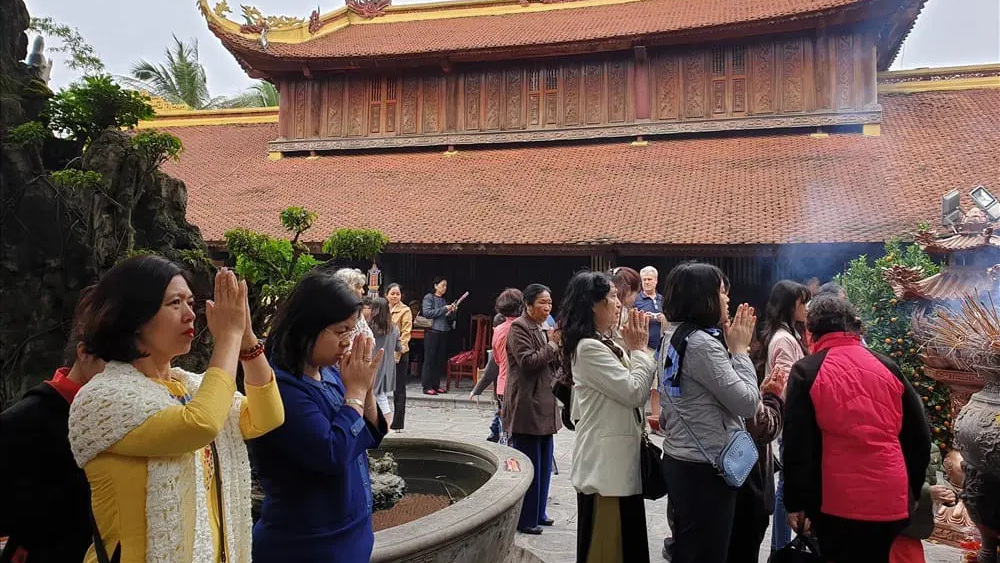 Dress respectfully when visiting temples and pagodas in Vietnam