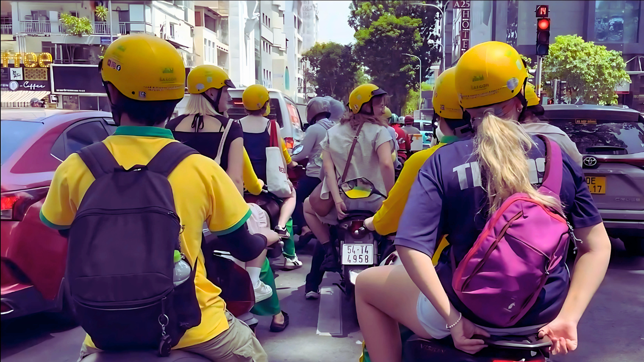 Full Day Tour: Ho Chi Minh Motorbike City Tour, and Cu Chi Tunnels By Car