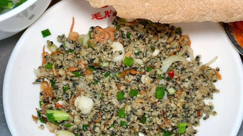 Enjoy Central Vietnam specialties in Saigon - Prices from only $1